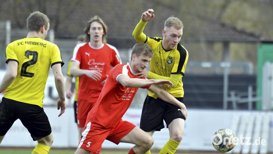 Marco Helleder (rechts) vom FC Amberg kann in dieser Szene den Neukirchener Siegtorschützen Jan Kolerus (Mitte) daran hindern, an den Ball zu kommen, beobachtet von Lukas Heinrich (links, FCA). Bild: Hubert Ziegler