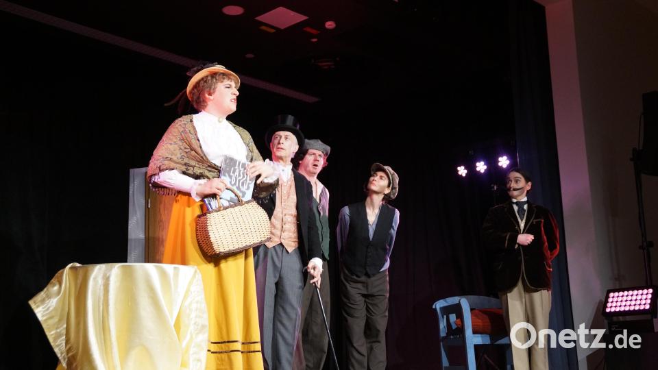 Schriftstellerin Josephine Krüger berichtet Philipp Klapproth, Alfred Klapproth, dem Maler Ernst Kissling und Pensionsleiter Schöller (von links) von ihren literarischen Erfolgen Bild: wel