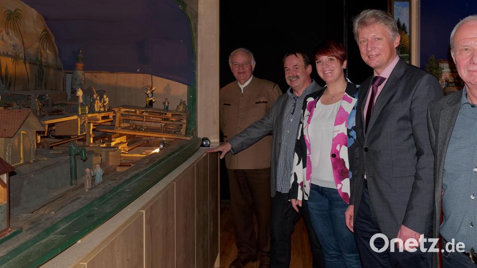 Altbürgermeister Roland Pfefferlein, Hubert Haubner, Anna Toman, Bürgermeister Lothar Müller und Robert Hecht (von links) gestalteten den offiziellen Teil der Eröffnung des neuen Krippenmuseums. Besonders angetan waren die Ehrengäste von der mechanischen Krippe. Bild: tr