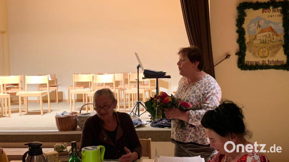 Gerlinde Schaller überreicht ein Präsent an Referentin Johanna Eisner, daneben sitzend Sieglinde Herzing. Bild: KAB /exb