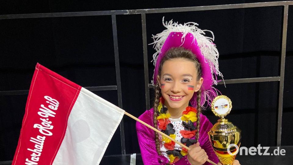 Die Deutsche Trizemeisterin Constanze Starke mit ihrem Pokal. Bild: Narhalla Rot-Weiß Marktredwitz/exb