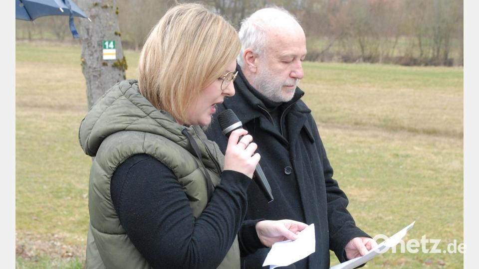 Jugendbeauftragte Paula Weigert und Heimatpfleger Josef Popp erinnerten an die schrecklichen Geschehnisse im Jahr 1945. Bild: pop