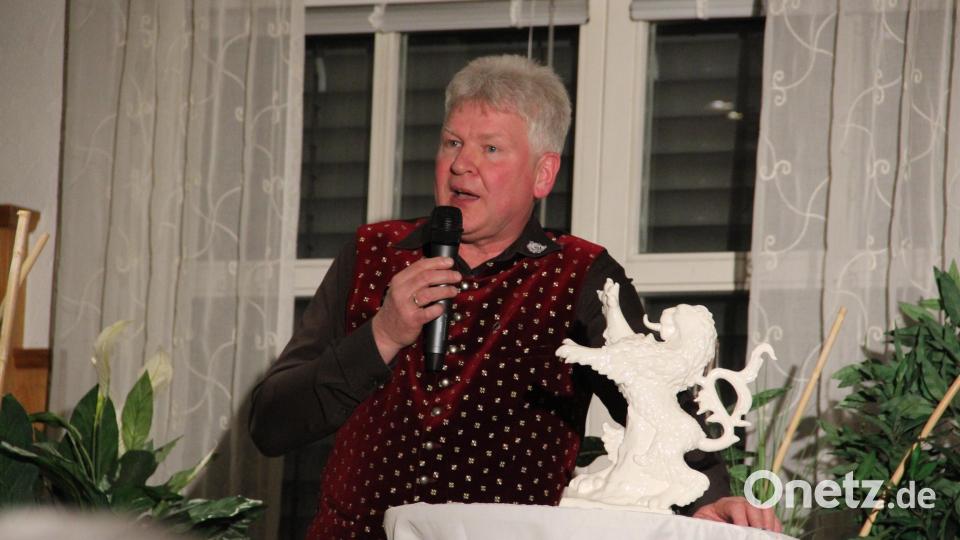 Der Vorsitzende der Freudenberger Bauernbühne, Norbert Altmann, mit dem Bayerischen Heimatpreis - einem weißen Porzellanlöwen. Bild: gri