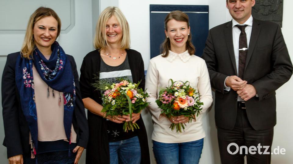 Seenland-Geschäftsführerin Verena Danner (links) und Verbandsvorsitzender Landrat Thomas Ebeling (rechts) begrüßten Elisabeth Wißmann und Kathrin Gallistl (von links) als neue Mitarbeiterinnen in der Tourist-Info. Bild: Hösamer