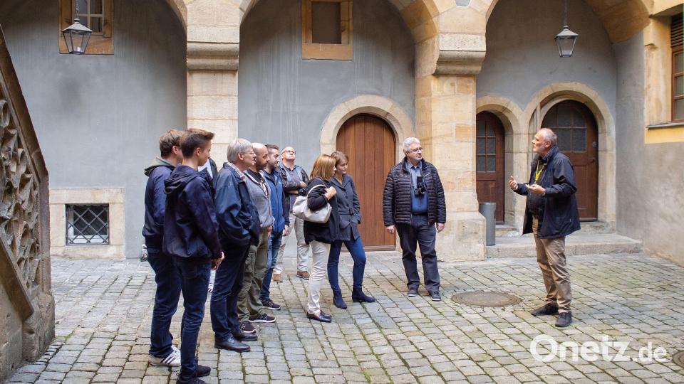Ein Beispiel für Stadtführungen ist die Rathausführung mit Stadtführer Hans-Georg Schrüfer (rechts). Bild: Manfred Wilhelm, Büro Wilhelm/exb