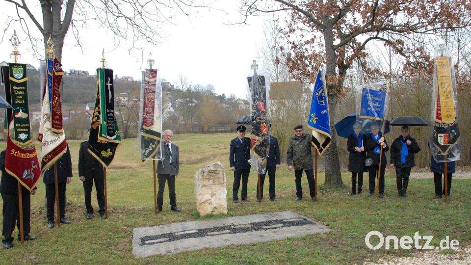 Die Vereine der Gemeinde mit Fahnenabordnungen und rund 200 Bürgerinnen und Bürger kamen zur Gedenkfeier Bild: pop