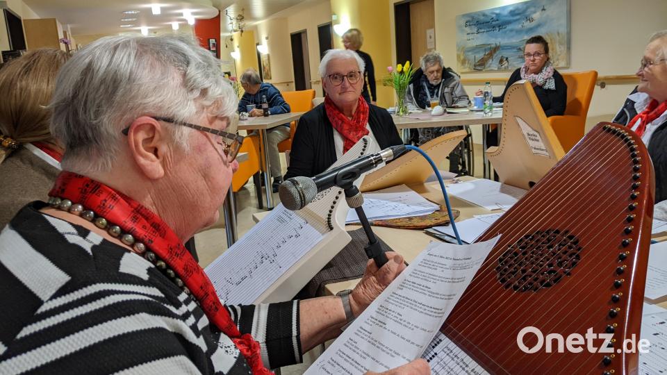 Patienten und Musiker sitzen beim Konzert in der Hospizstation in Neustadt gerne beisammen. Bild: kwl