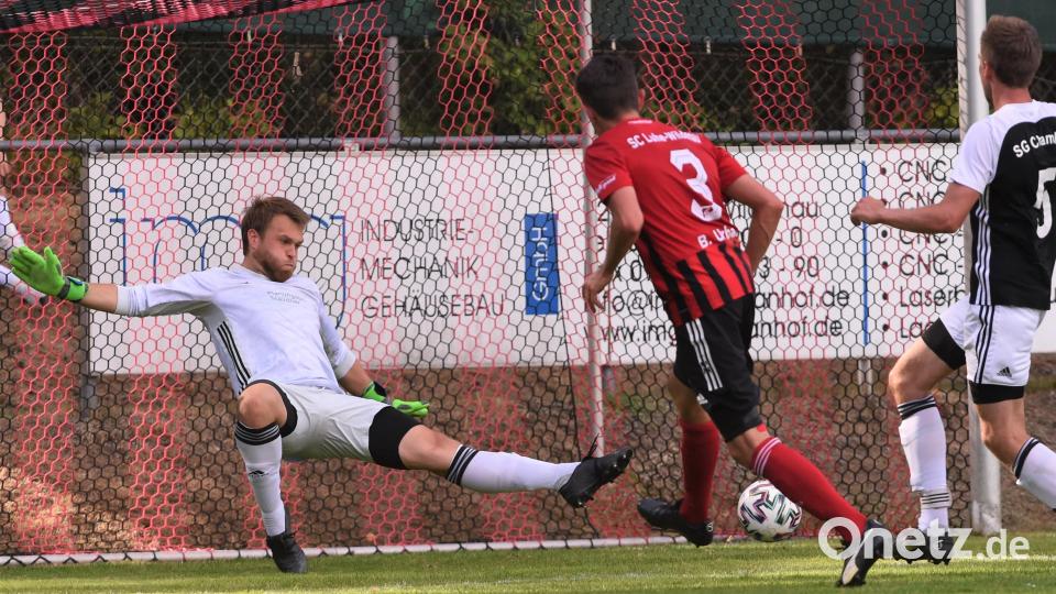 Das war das Tor zum 2:0 für den SC Luhe-Wildenau durch Benjamin Urban (Mitte). Chambtals Torwart Andreas Serve (links) und Philipp Serve waren chancenlos. Bild: Büttner