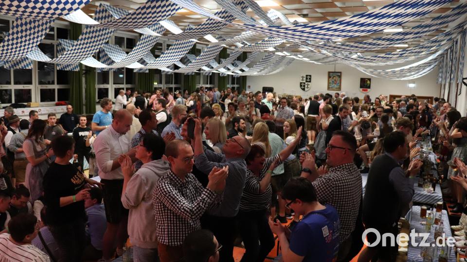 Bei bayerischer Blasmusik und bester Partymusik hielt es die 400 Gäste bald nicht mehr auf den Plätzen. Bild: flt