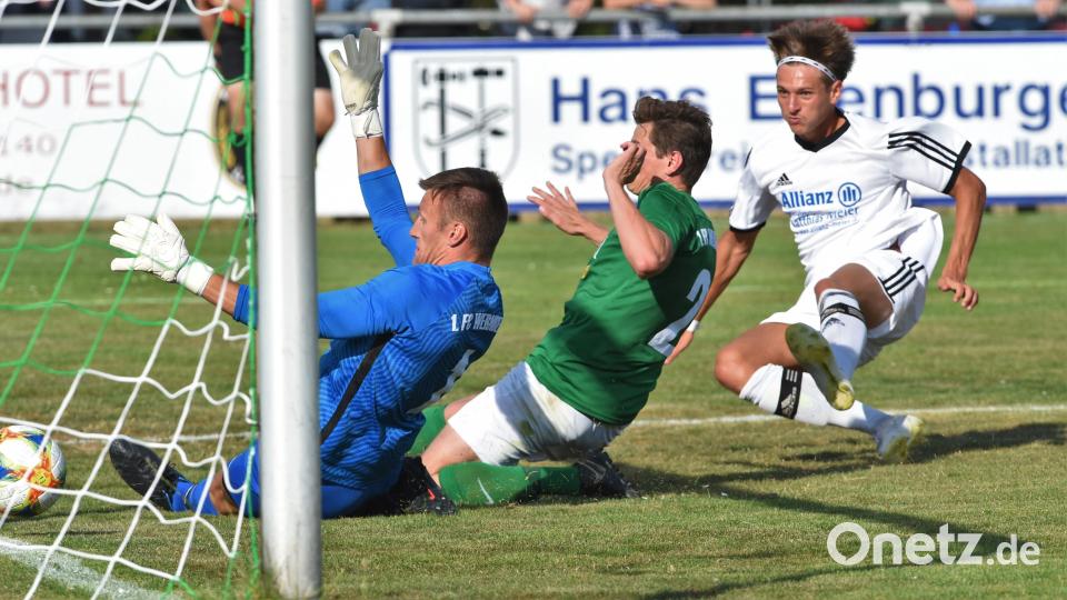 Andreas Schächerer (rechts) war der Mann des Spiels für den SV Schwarzhofen: In dieser Szene markiert er das 4:3 gegen Keeper Noah Schmidt und Sebastian Ebenburger vom FC Wernberg. Es war sein insgesamt dritter Treffer der Partie. Bild: Büttner