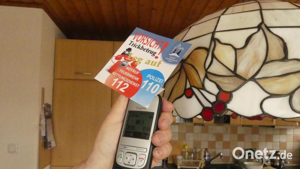 Vor allem für Senioren empfiehlt es sich den neuen Aufkleber bei Telefon griffbereit zu haben. Bild: rn