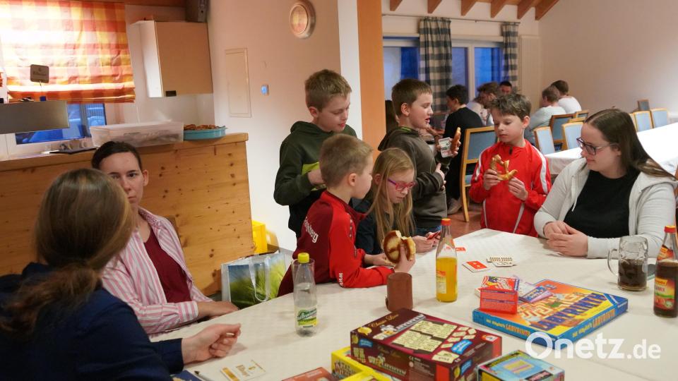 Jung und Alt haben beim Spieleabend der Dorfgemeinschaft Albersrieth ihren Spaß Bild: fvo