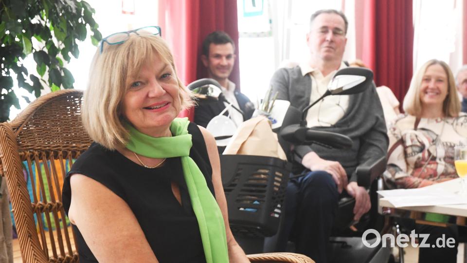Auch Gisela Sparrers Familie ist bei der Verabschiedung dabei. Bild: Gabi Schönberger