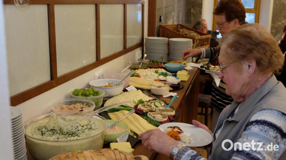 Im Anschluss an den Kreuzweg lud der Pfarrgemeinderat zum einem Käsebuffet in das Haus der Dorfkultur ein Bild: do