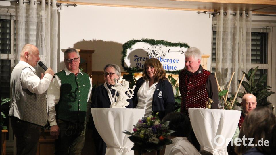 Drei Mitglieder der Freudenberger Bauernbühne erhalten durch Dieter Simbeck (links) und Norbert Altmann (rechts) eine besondere Ehrung: Benno Schißlbauer, Barbara Söllner und Monika Altmann (von links) gehören seit der Gründung des Vereins dem Vorstand an. Bild: gri