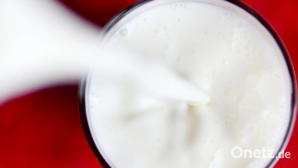 Milch hat nach den für sie akzeptablen Preisen im Jahr 2022 den Erzeugern zuletzt wieder weniger Geld in die Kassen gespült. Symbolbild: Roland Weihrauch/dpa