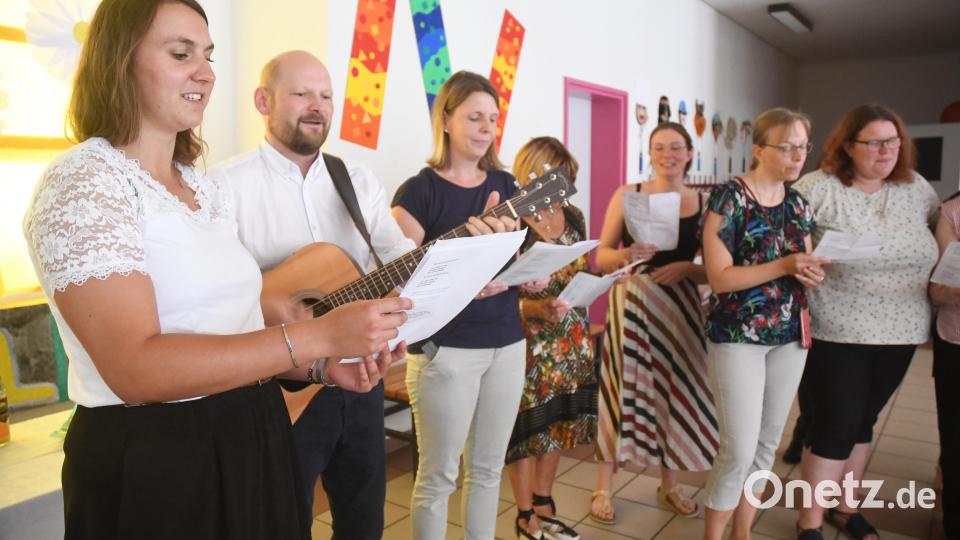 Das Kollegium singt &quot;Ein Hoch auf dich&quot;. Melodie und Text sind angelehnt an &quot;Auf uns&quot; von Andreas Bourani. Bild: Gabi Schönberger
