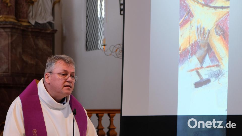 Mit Bildern von Hans-Joachim Remmert untermalte Pfarrer Adrian Kugler den meditativen Kreuzweg für die Seniorinnen und Senioren der Pfarreiengemeinschaft Speinshart Bild: do