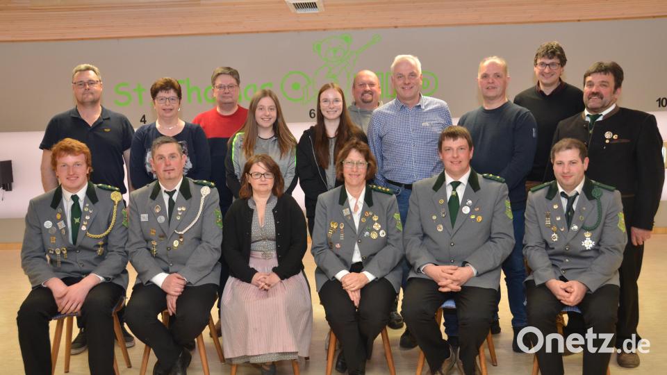 Die St. Thomas Schützen sind weit über die Grenzen der Stadt hinaus erfolgreich unterwegs. Schützenmeisterin Renate Kellner (sitzend, Dritte von rechts) und Stellvertreter Bernhard Frischholz (vorne, Zweiter von rechts) motivieren das gesamte Vorstandsteam. Stellvertretender Gauschützenmeister Josef Bäumler und Zweiter Bürgermeister Uli Münchmeier (hintere Reihe, von rechts) hatten auch nur lobende Worte für den Verein übrig. Bild: dob