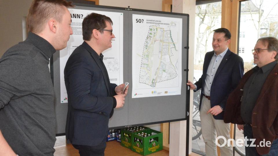 Baudezernent Oliver Seidel (Zweiter von links) bespricht mit Interessenten die gestalterischen Möglichkeiten, die sich für die Stadt aus dem erweiterten Bahnhofsareal samt Lerchenfeld ergeben. Bild: Kunz
