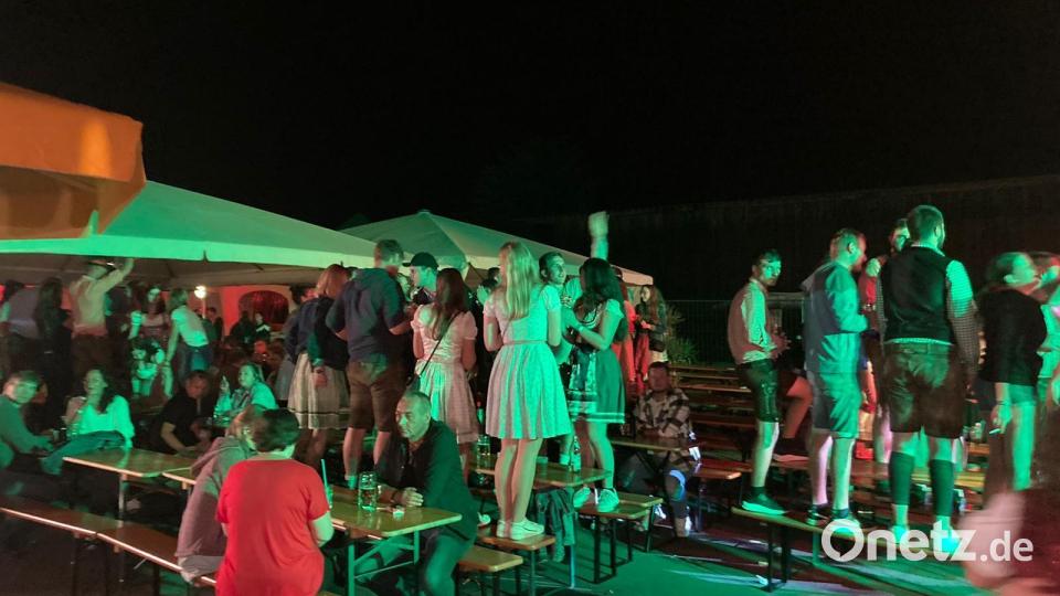Der Tanzboden rund ums Schützenhaus wurde beim Kirwa-Open-Air in Oberbibrach ebenso stark beansprucht wie die Bänke und Tische. Bild: ui