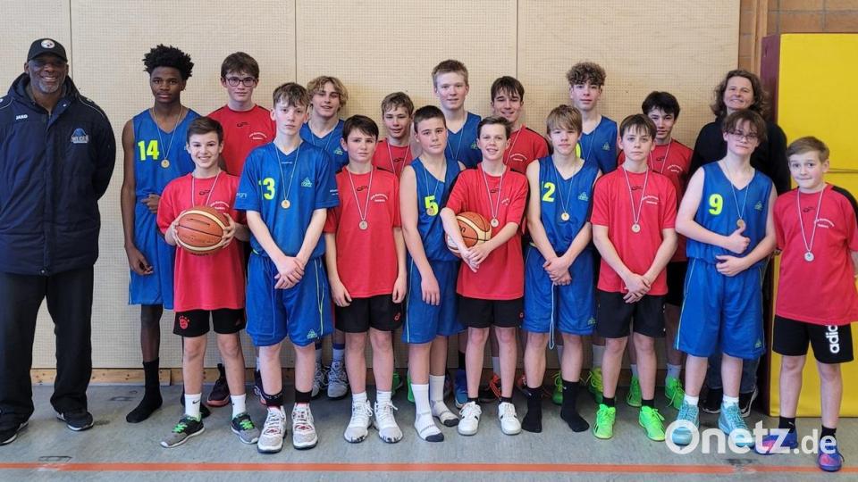 Auch die Vize-Bezirksmeister J III (rote Trikots) bekamen Lob und Anerkennung von den gegnerischen Trainern. Das Bild zeigt sie mit der Mannschaft der Hans-Scholl-Realschule Weiden (blaue Trikots). Bild: Barbara Meier/exb
