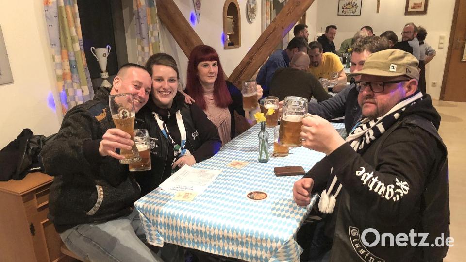 Geselligkeit und Gemütlichkeit: So lautete das Motto beim traditionellen Starkbierabend, zu dem der Opel-Club Schönhaid in den Dorfstadel eingeladen hatte. Bild: wro