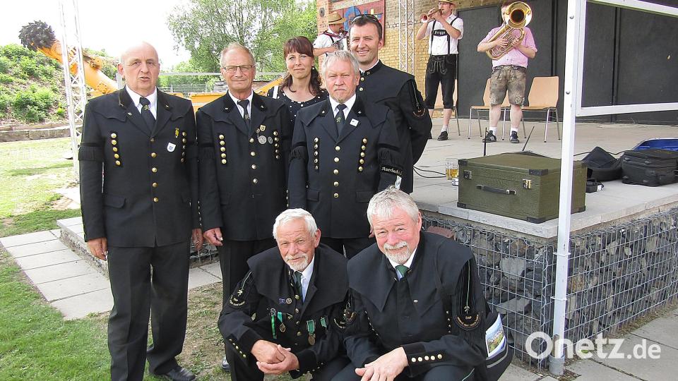 Austausch mit den tschechischen Knappen beim Bergfest mit (vorne, von links) Antonin Bousa, Vorsitzender Gustav Poncar; (Mitte, von links) Vorsitzender Andreas Wilhelm, Ehrenmitglied Peter Schreg, stellvertretender Vorsitzender Herbert Karl; (hinten, von links) Petra Srámková und Josef Ansl. Bild: sck