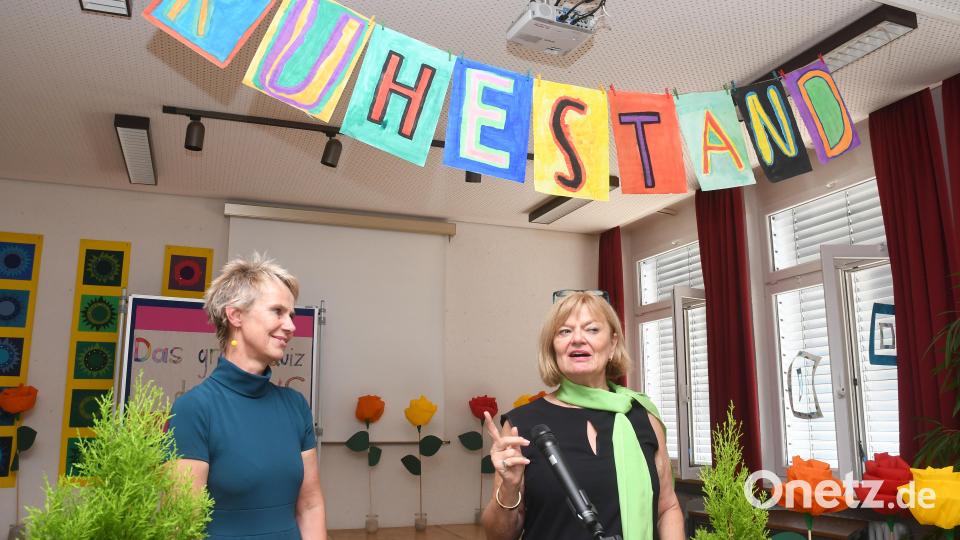 Die Schüler der Hammerwegschule haben sich bei der Dekoration der Abschiedsfeier für Gisela Sparrer (rechts) richtig ins Zeug gelegt. Bild: Gabi Schönberger