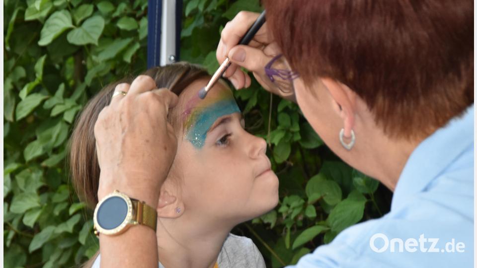 Immer wieder eine Freude für die Kleinen: Sich schminken lassen und dadurch zu jemand Anderem zu werden.. Bild: hcz