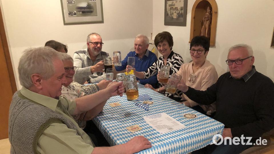 Geselligkeit und Gemütlichkeit: So lautete das Motto beim traditionellen Starkbierabend, zu dem der Opel-Club Schönhaid in den Dorfstadel eingeladen hatte. Bild: wro