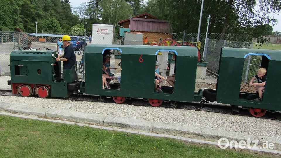 Richard Rupprecht als Lokomotivführer der Grubenbahn brauchte über mangelnde Beschäftigung beim Bergfest der Knappen nicht zu klagen. Bild: sck