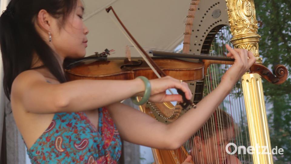 Peijun Xu und Godelive Schrama im Innenhof der Regionalbibliothek. Bild: Kunz