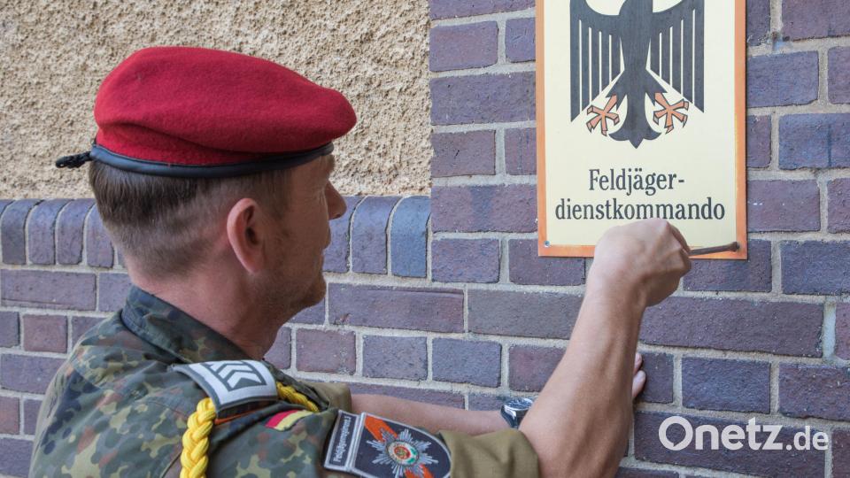 Als letzte Amtshandlung am alten Dienstort entfernt Oberstabsfeldwebel Werner Hutzler, der Spieß der Kompanie, das Dienstellenemblem vom Kompaniegebäude. Bild: (hbe)