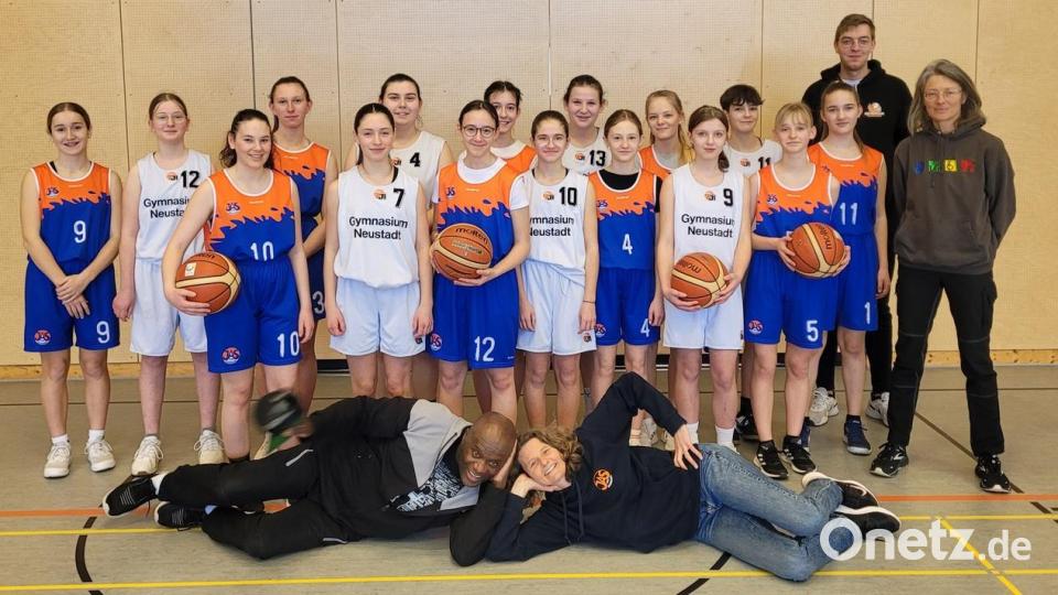 Die Vize-Bezirksmeister M III des Johann-Andreas-Schmeller-Gymnasium (orange-blaue Trikots) mussten mit 17:71 den Sieg der Mannschaft des Gymnasiums Neustadt lassen. Bild: Barbara Meier/exb