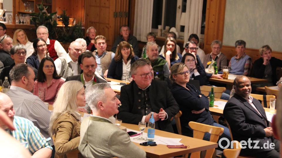 Viele Gäste waren in den Dotzlersaal gekommen, darunter der Amberger Oberbürgermeister Michael Cerny und Landtagsabgeordneter Harald Schwartz. Bild: gri