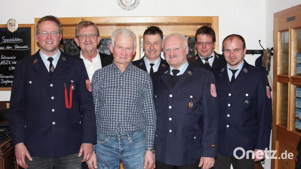 Im Namen der Feuerwehr Gumpen dankte Vorsitzender Matthias Lindner (rechts) den langjährigen Mitgleidern für die Treue zum Verein. Bild: wro
