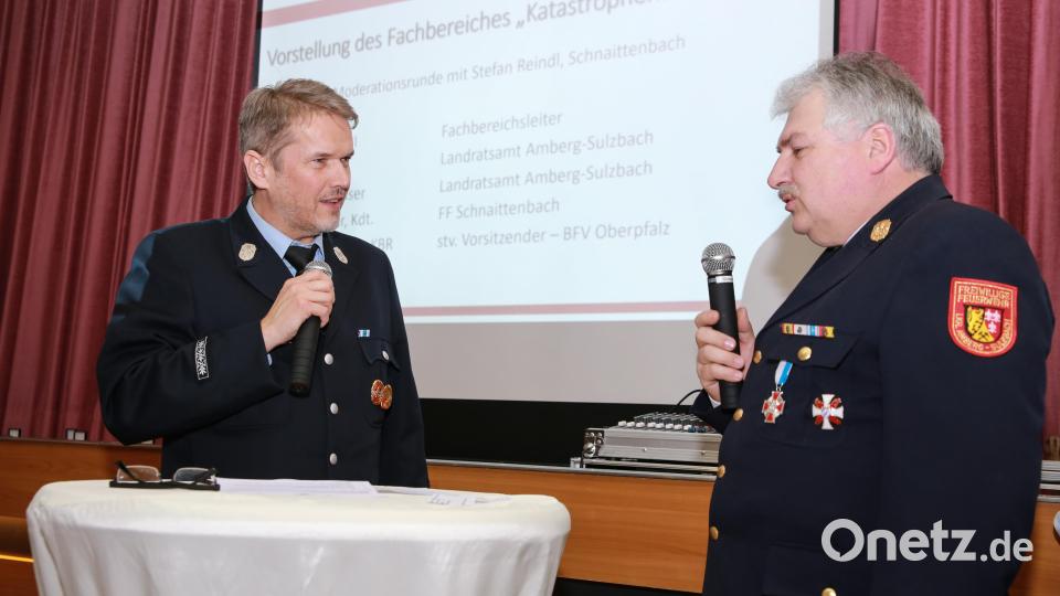 Stefan Reindl (links) und Kreisbrandinspektor Hans Sperber (rechts) bei der ersten Moderationsrunde. Bild: egl