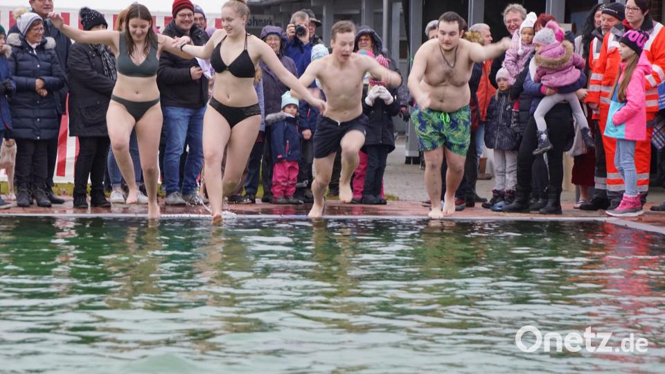 Neujahrsschwimmer aus Oberbibrach waren dabei. Bild: bkr