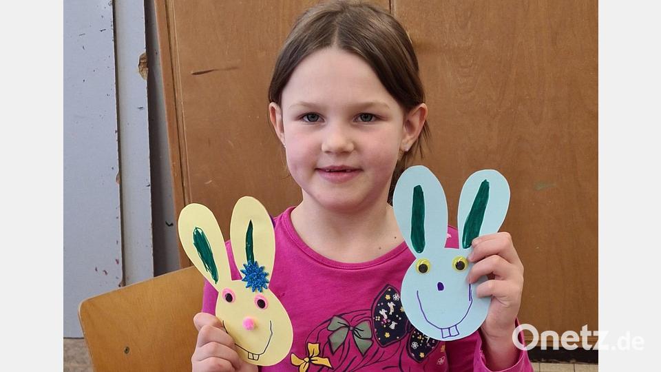 Am Ende der Vorlesestunde durften die Kinder Osterhasen aus Tonpapier basteln. Bild: ak