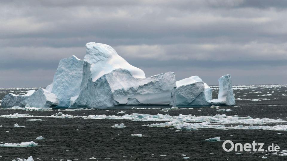Antarktis: Ein Eisberg, der vom Forschungsschiff «Xue Long» aus fotografiert wurde, schwimmt im Südpolarmeer. Bereits 2006 beschäftigt sich der Oskar-prämierte Klimaschutz-Film &quot;Eine unbequeme Wahrheit&quot; mit dem Klimawandel. Symbolbild: Liu Shiping/XinHua/dpa