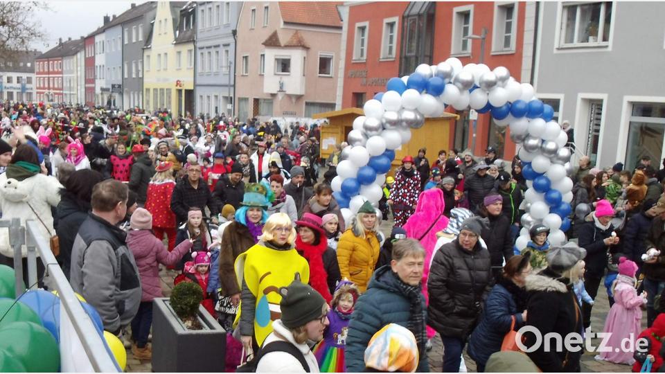 Die Hirschauer Innenstadt glich beim Weltrekordversuch einem einzigen Menschenmeer. Einschließlich der Polonäseteilnehmer waren zirka 3000 Faschingsfans unterwegs. Bürgermeister Hermann Falk konnte sich nicht erinnern, jemals in der Hirschauer Innenstadt so viele Menschen gesehen zu haben. Bild: u