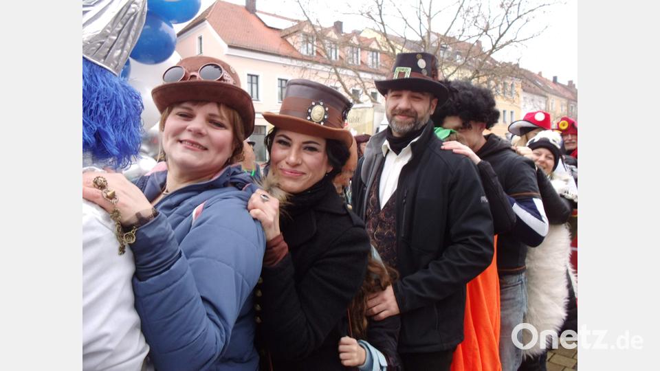 Schnappschüsse von der Weltrekordpolonaise in Hirschau. Bild: u