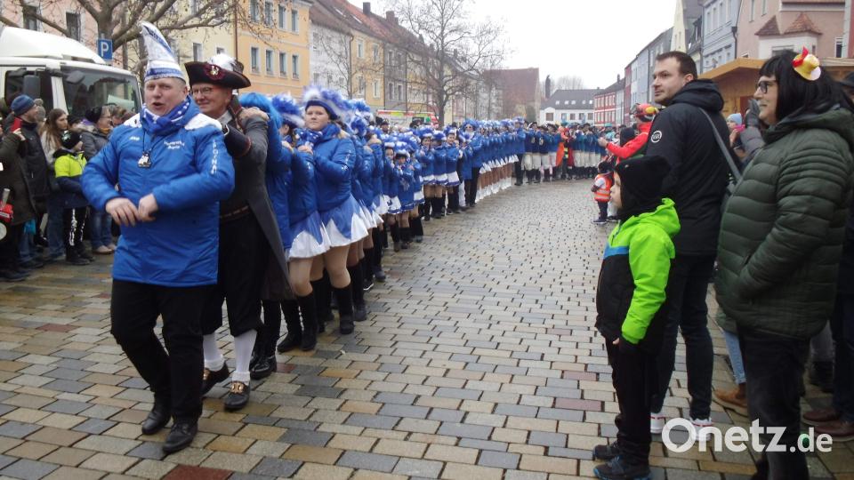 Angeführt wurde die Polonäse von der gastgebenden Hirschauer Narrhalla-Garde: Vorne Hofmarschall Martin Merkl, dahinter Zeremonienmeister Roland Fritsch. Bild: u