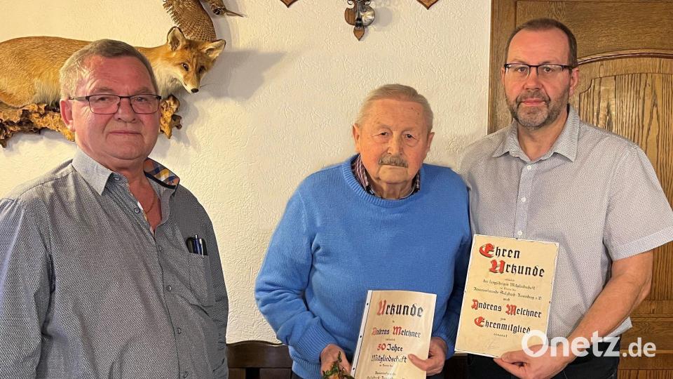 Die Vorsitzenden Richard Sperber (links) und Armin Kraus (rechts) küren Andreas Melchner (Mitte) nach 50 Jahren im Verein zum Ehrenmitglied der Aquarienfreunde. Bild: ksa