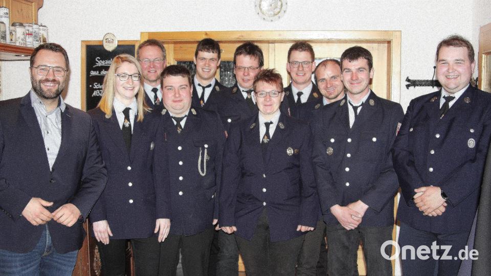 Die Wahlen leitete Bürgermeister Matthias Grundler (links)., Der Feuerwehrverein wird, wie schon zuletzt , von Matthias Lindner (Dritter von rechts) geführt. Bild: wro