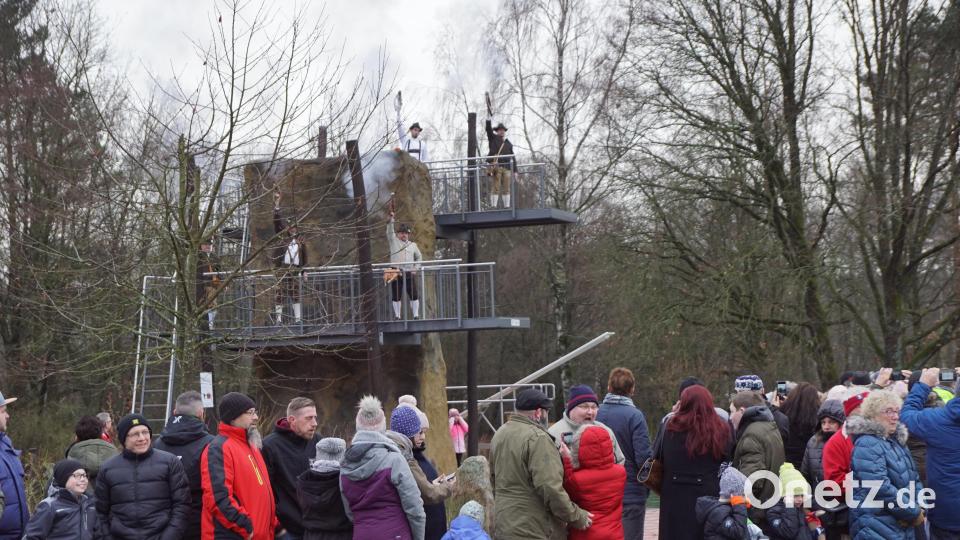 Startschuss durch die Böllerschützen Bild: bkr