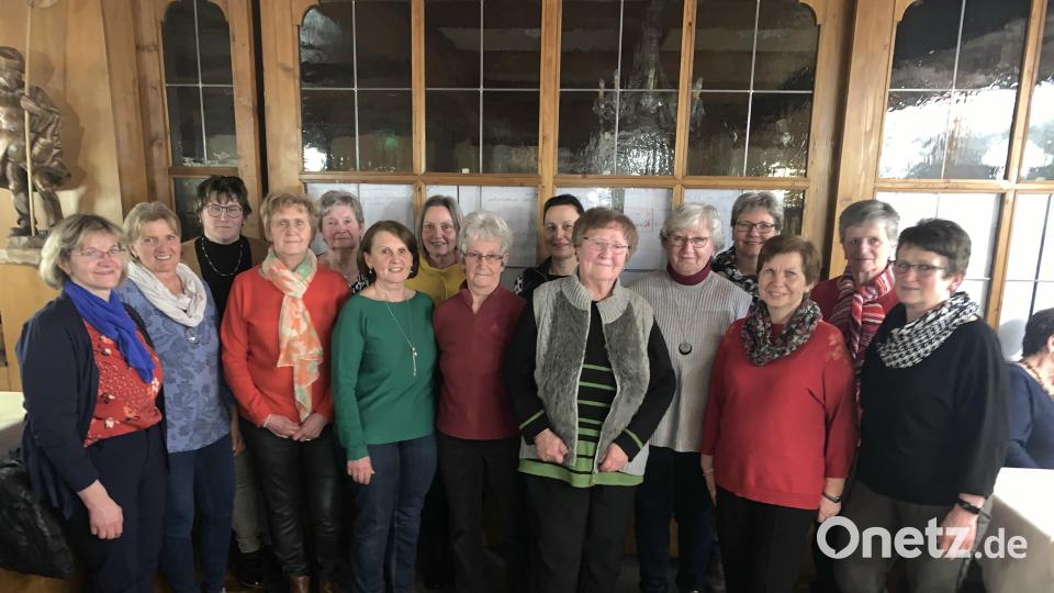 Die Geehrten des Frauenbunds mit (von links) der neuen Vorsitzenden Brigitte Fütterer, Marianne Kowalek, Christine Stangl, Angela Fütterer, Christine Franz, Hildegard Rupprecht, Matthilde Schedl, Christa Flieger, Christa Bäuml, Käthe Bodenmeier, Magdalena Gleißner, Doris Pensky, Erika Uhl, Waltraud Jerathe und Inge Zimmerer Bild: tok