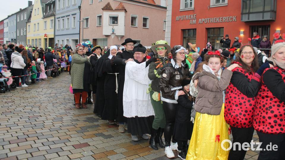 Werbung für den Klerus und die Orden der katholischen Kirche machten die Mitglieder des Hirschauer Festspielvereins. Bild: u