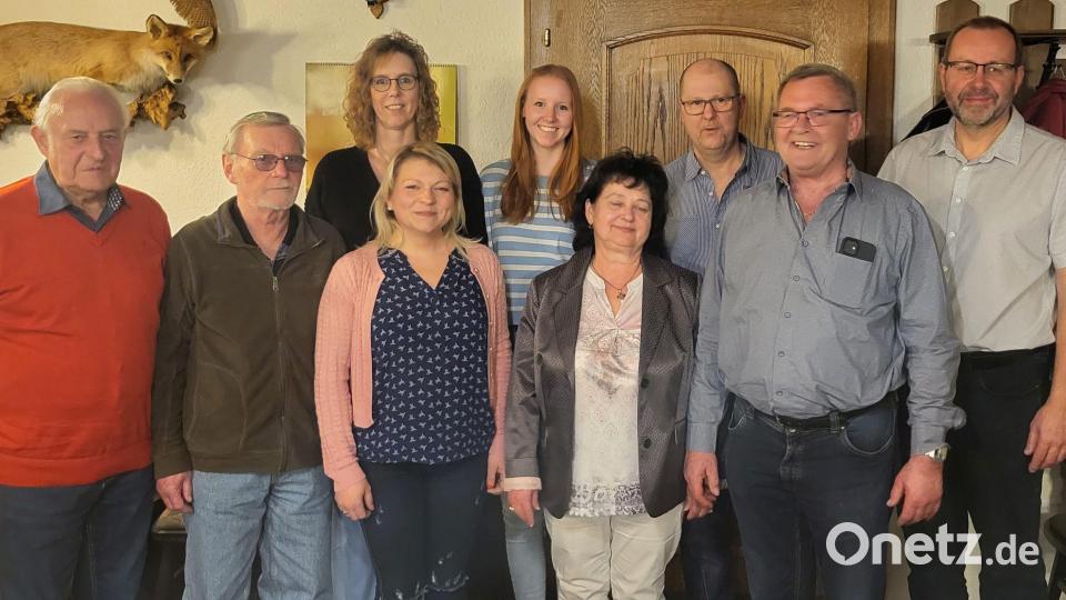 Nach den Neuwahlen: (hinten, von links) Karin Kraus, Tamara Kraus, Bernd Pöllinger, Armin Kraus; (vorne, von links) Horst Reitzner, Hans Feller, Jana Heinz, Gertrud Sperber und Richard Sperber. Bild: ksa